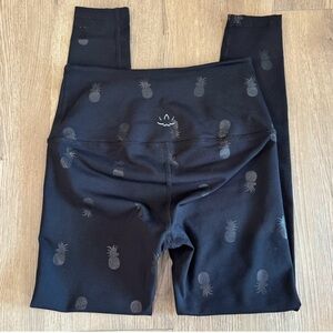 Beyond Yoga Black Pineapple Print Leggings Size Medium